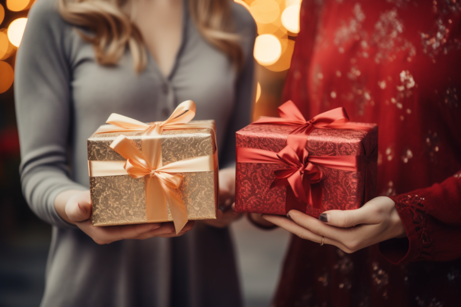 Kobiety trzymające prezenty